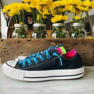Converse All Stars Low•7~(UK5)•Black with triple lace neon tongues•LIKE NEW🌼🌼🌼